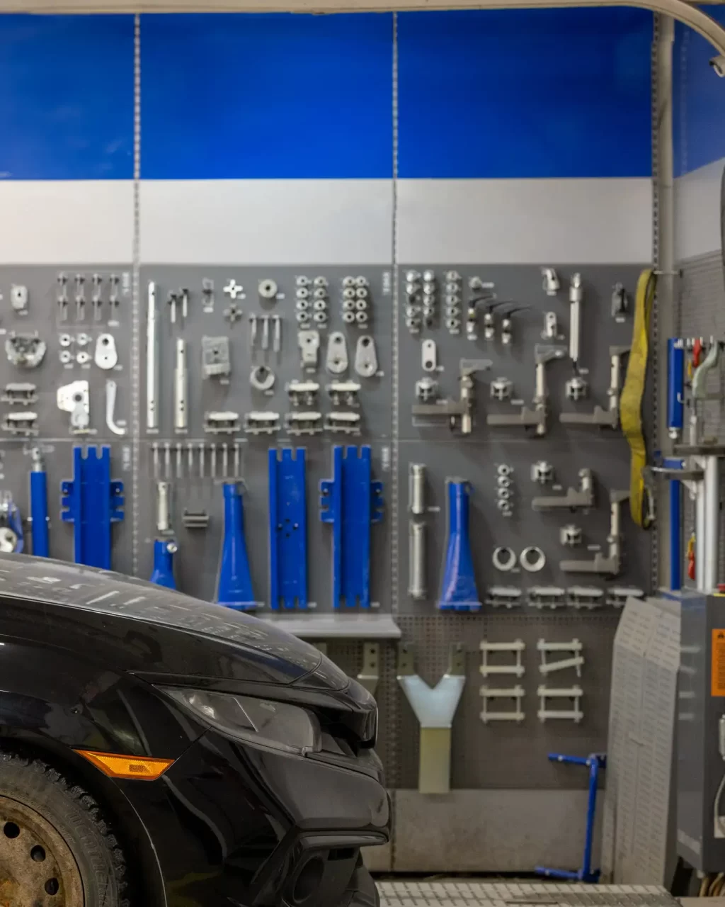 Outils au mur dans un atelier mécanique automobile