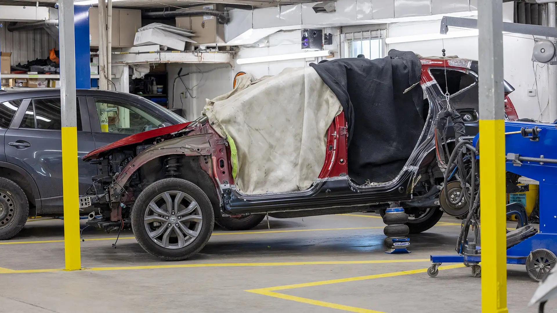 Véhicule accident rouge dans un atelier