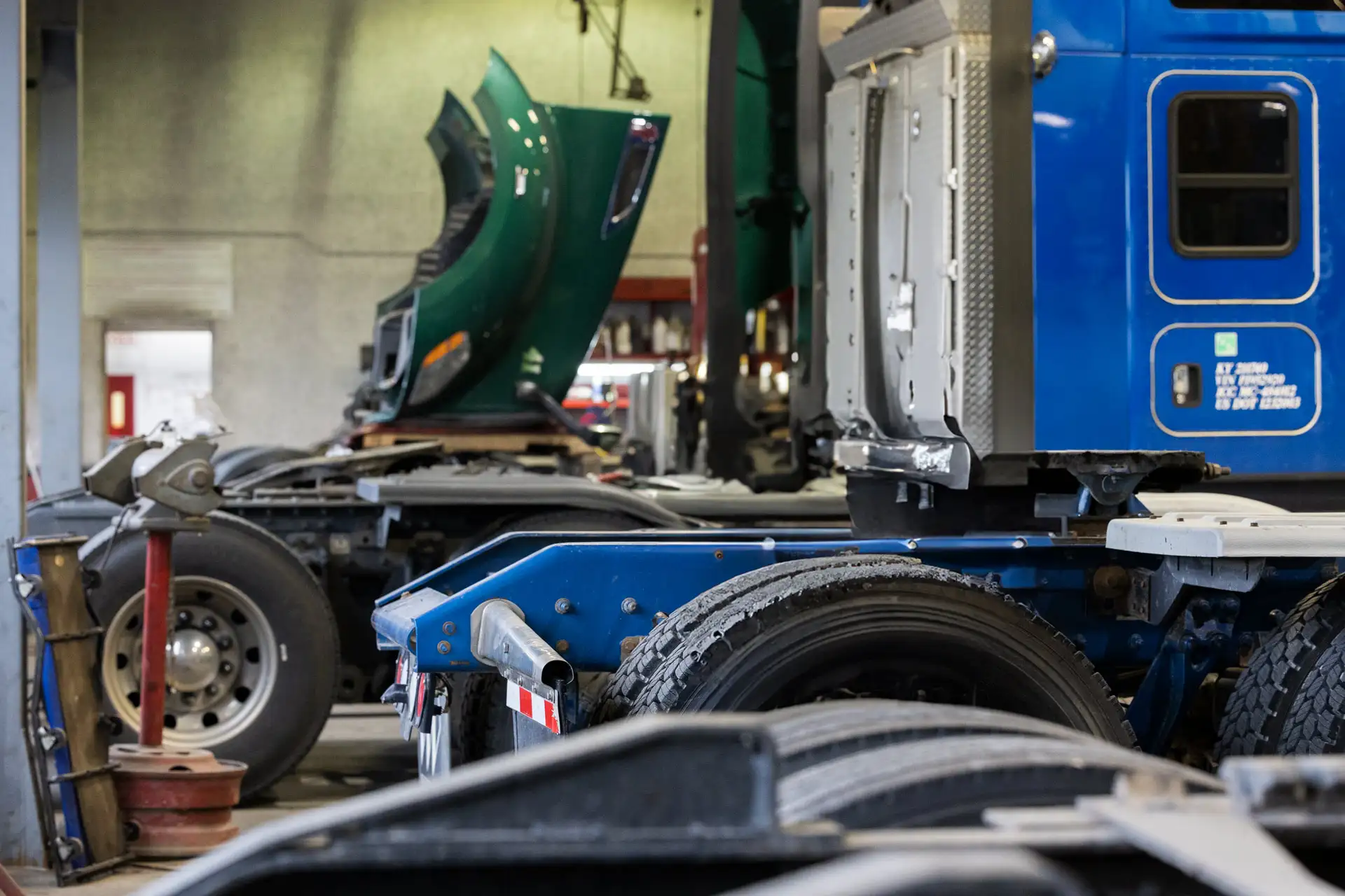 deux camions lourds dans un atelier